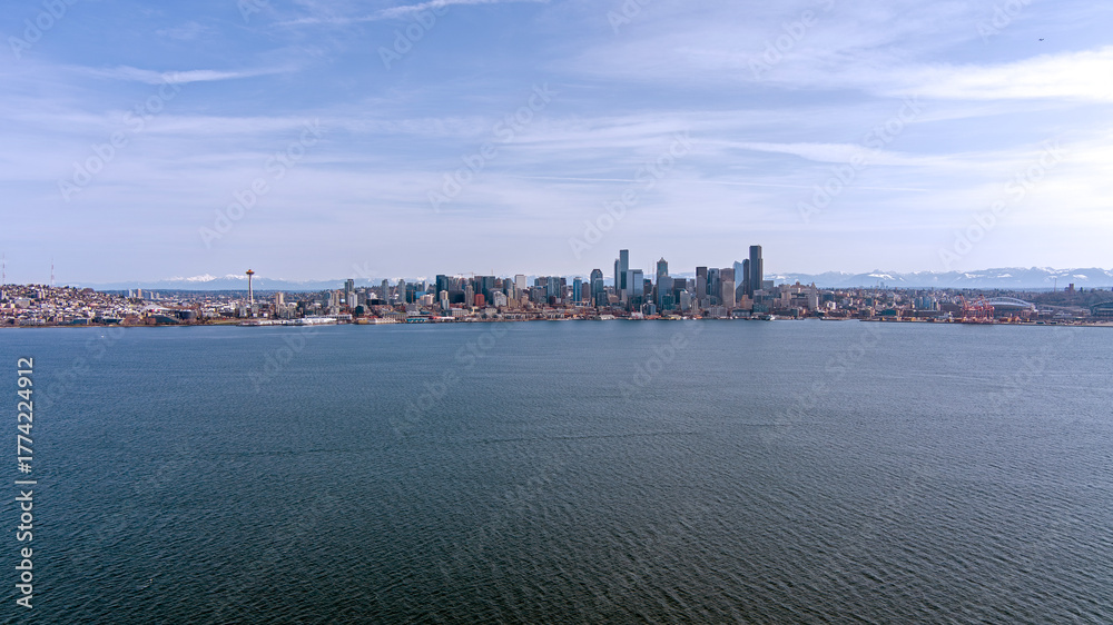 Naklejka premium Seattle skyline on a sunny day in March