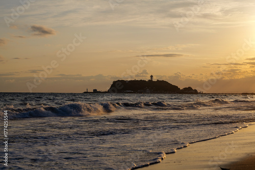湘南の夕暮れと江ノ島の遠景
