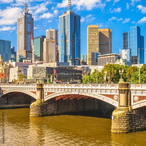 Tableau sur toile Melbourne skyline and historic bridge over yarra river