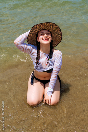 Fotografie Sun-kissed smile in Caribbean shallows — joyful beach moment at Covenhas