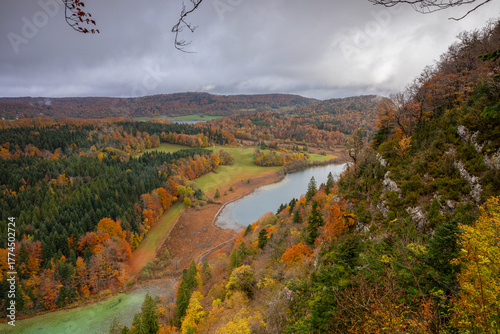 Le  belvédère des 4 lacs dans le Jura en saison d'Automne