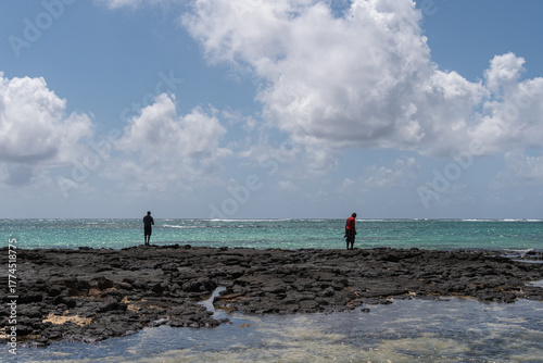 2 Männer angeln am Meer in Mauritius