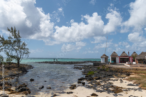 2 Männer angeln am Meer am Tempel Ganga Yamuna Maha Kali Mandir in Mauritius