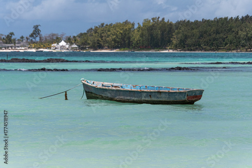 Ein Fischerboot liegt vor der Küste in Mauritius