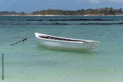 Ein Fischerboot liegt vor der Küste in Mauritius