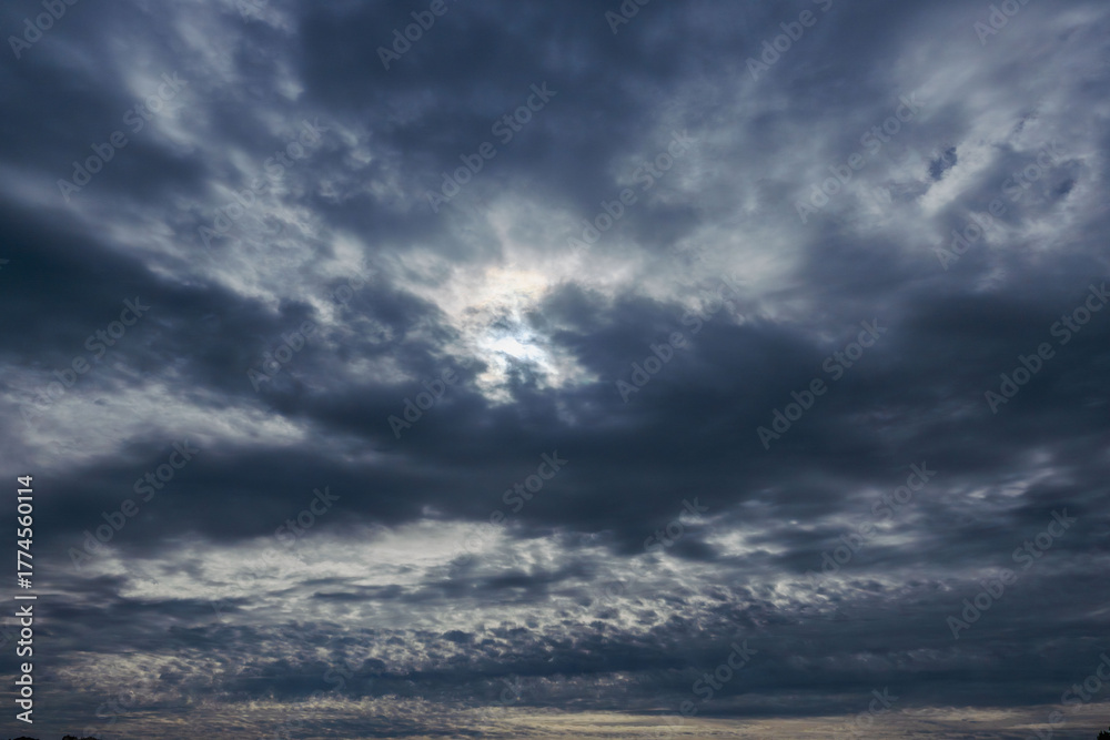 Fototapeta premium 秋の曇り空 雲の中の太陽02