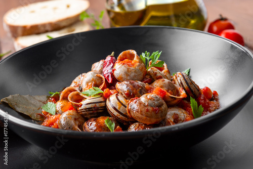 Lumache al sugo piccante, cibo rustico tipico della cucina Sarda, cibo italiano 