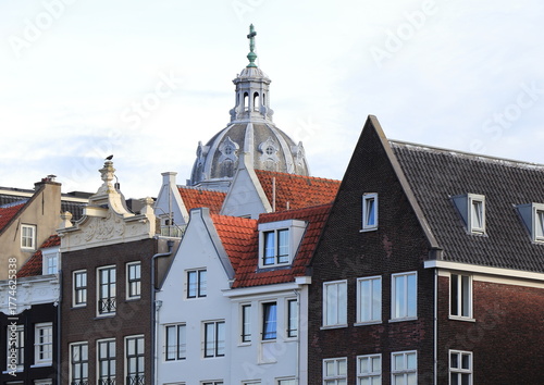 Tablou pe pânză Damrak House Facades Close Up with Sint Nicolaaskerk Church Dome in Amsterdam, N