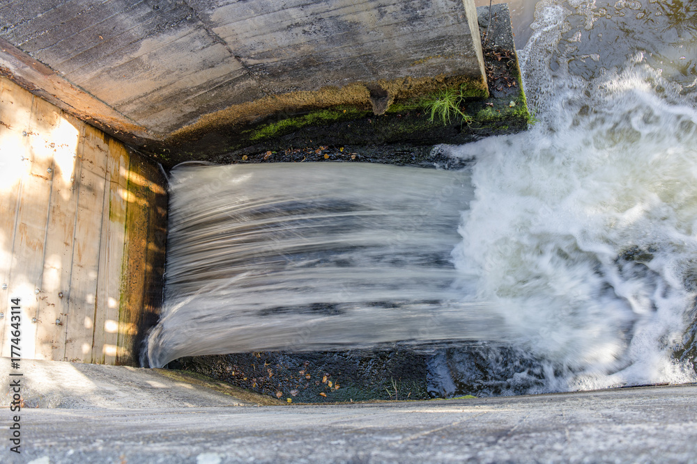 Fototapeta premium water flowing into the waterfall