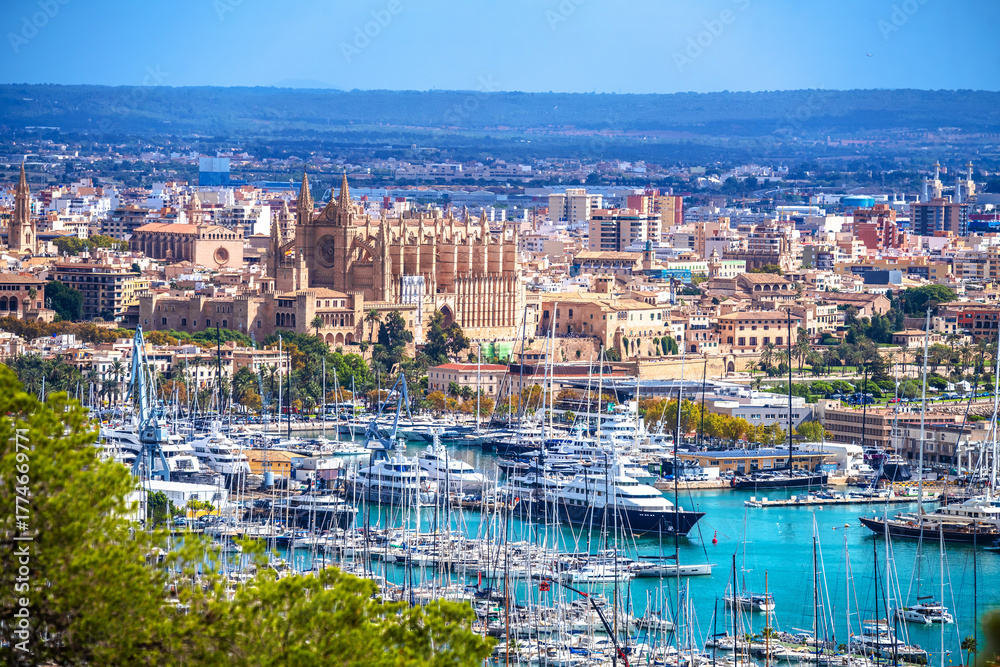 Fototapeta premium Island of Mallorca. Catedral Basilica de Santa Maria de Mallorca and Palma de Mallorca waterfront view