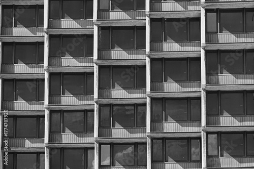 Hotel Forum Kraków – rytm okien, powtarzalność i betonowa architektura PRL