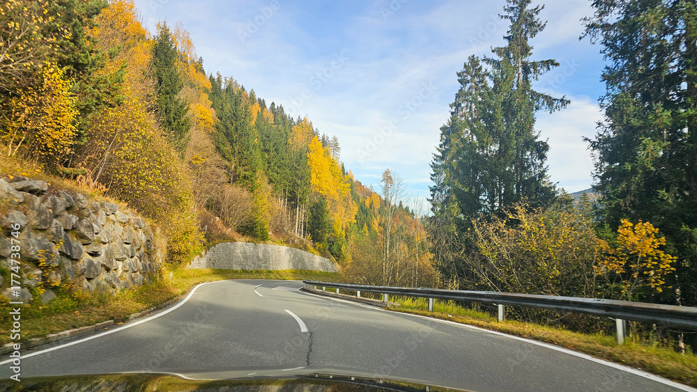 Naklejka premium herbstliche Autofahrt 