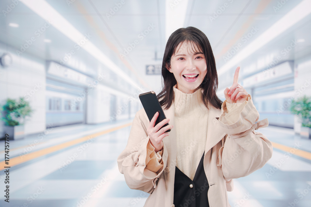 Fototapeta premium 地下鉄でお出かけをする若い女性