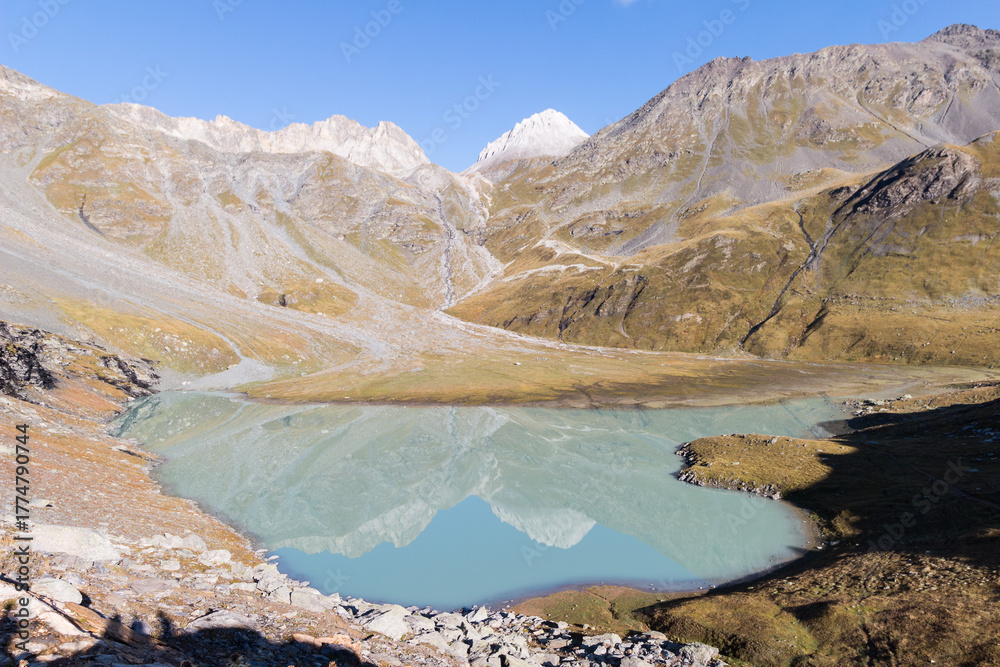 Obraz premium Col et Roc du Soufre reflétant sur le Lac Blanc