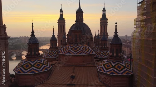 Vista aérea del Pilar al amanecer con río y puente de Piedra