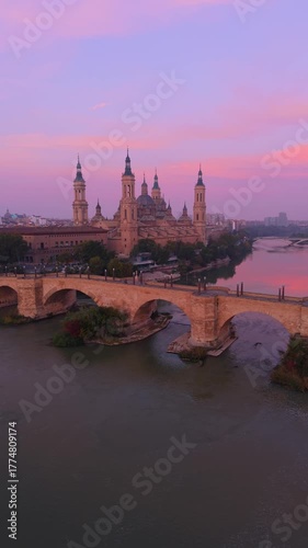 El Pilar toma vertical amaneciendo con río Ebro y basílica