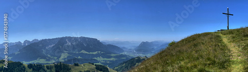 Wandberg Kreuz mit dem Kaisergebirge im Hintergrund, Alpen, Tirol, Österreich