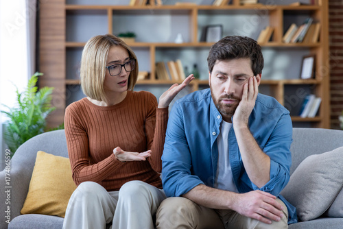 Canvastavla Couple having an argument on the couch, woman expressing frustration while man s