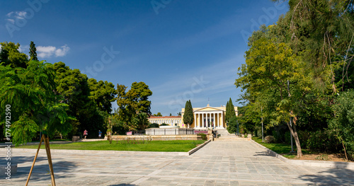 Fototapeta Naklejka Na Ścianę i Meble -   Jardín de Záppeion en Atenas, Grecia. Al fondo el palacio. Viajes y turismo por Europa.