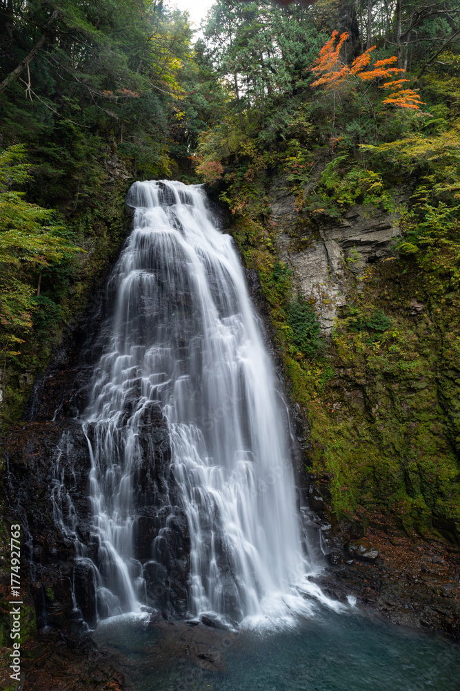 Obraz premium しぶきを上げる美しい番所大滝 乗鞍高原