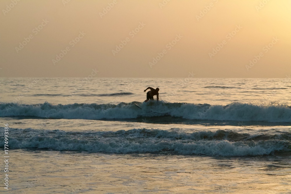 Fototapeta premium surfer on the beach sunrise 