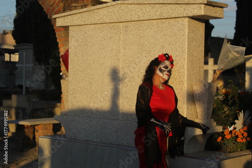 La catrina recargada en una tumba