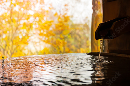 秋の温泉、紅葉の中の露天風呂