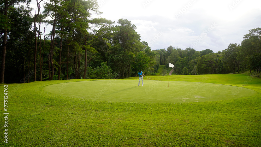 Obraz premium Golfers are putting golf in the evening golf course golf backglound.