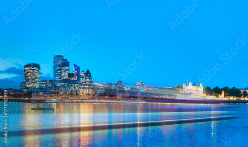 Canvas Print Panoramic view Tower of London and modern skyline on Thames river with motion sp