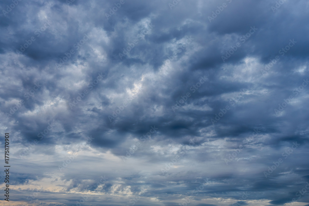 Fototapeta premium 秋の夕暮れに雲が広がる56