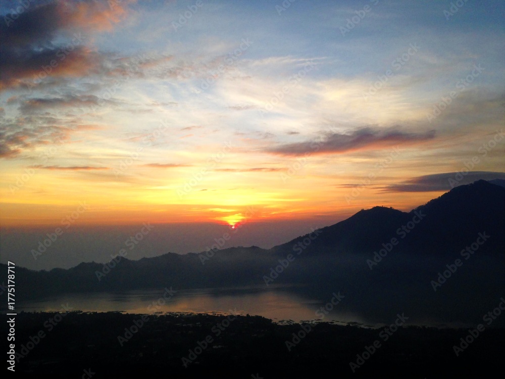 Fototapeta premium Dramatic Sky and Mountain Silhouettes at Dusk - Serene Landscape