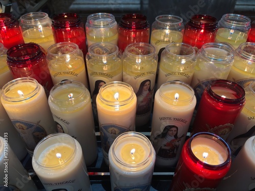 Canvastavla Rows of votive candles in a church