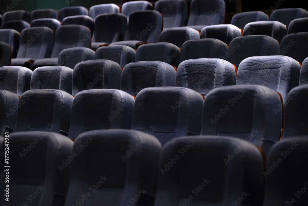 Obraz premium Karachi, Pakistan - April 10, 2025: A captivating view of multiple rows of empty seats under dim lighting, Ideal for concepts related to education, presentations, cinema, events, or public gatherings.