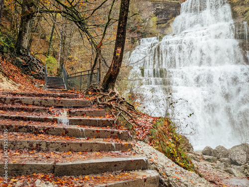 Chute d'eau du Hérisson dans le Jura. Cascade de l'Éventail. Forêt en automne. Torrent d'eau fraîche. Randonnée dans les bois.
