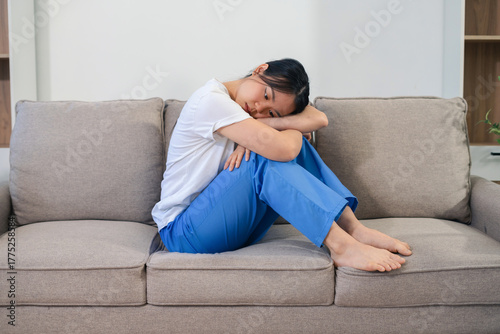 Foto woman sitting in sofa, having depression, stress, irritability, and life problems