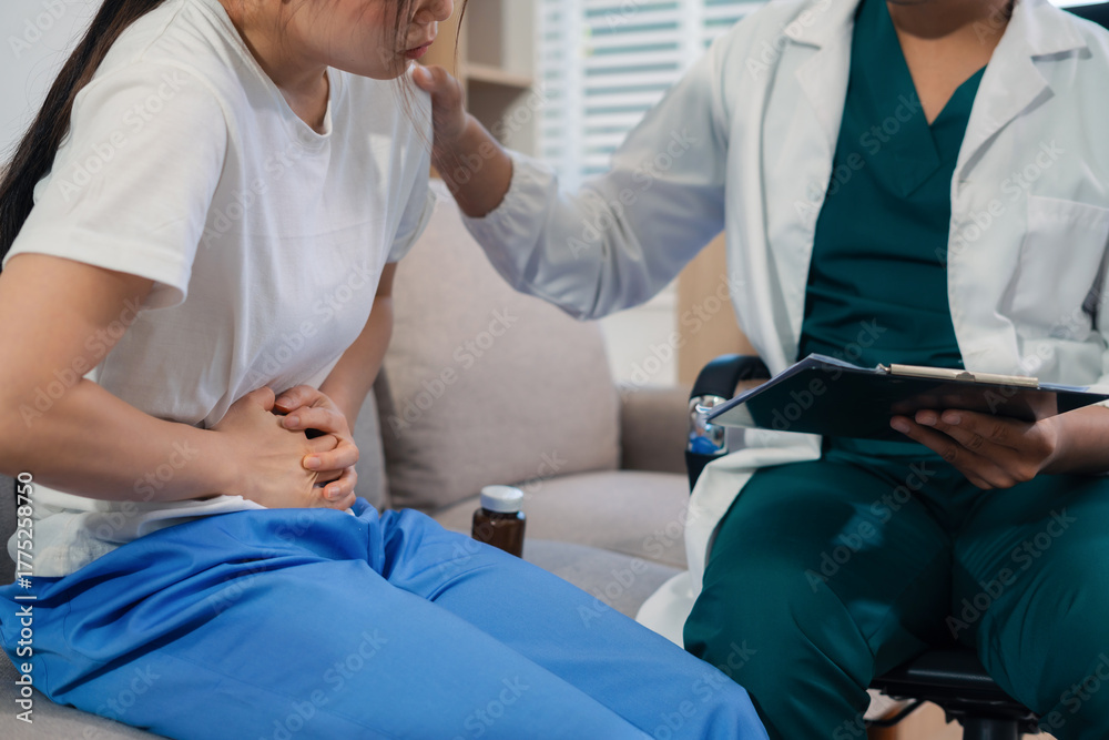 Obraz premium Hospital and its specialist doctors take care of patient with expertise, advice, discussion and fostering confidence.