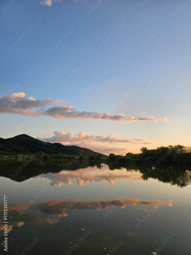 Obraz premium 강과 노을