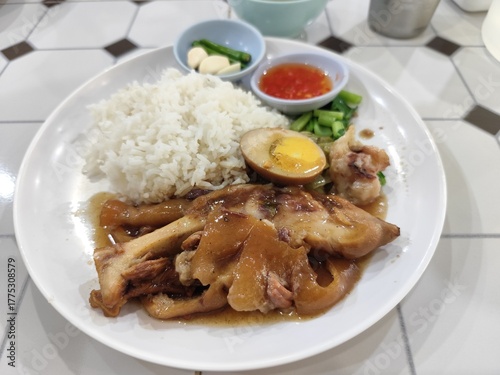 Pork leg rice served with fresh chili, fresh garlic and red dipping sauce
