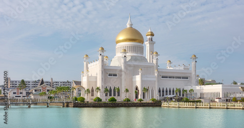 Omar Ali Saifuddien Mosque at sunset, Bandar Seri Begawan, Brunei.