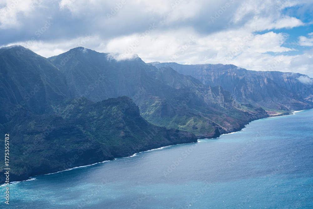 Obraz premium Aerial Scenic View Nā Pali Coast in Hawaii