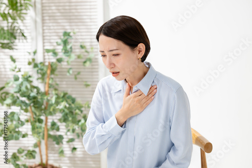 喉に違和感を感じる女性