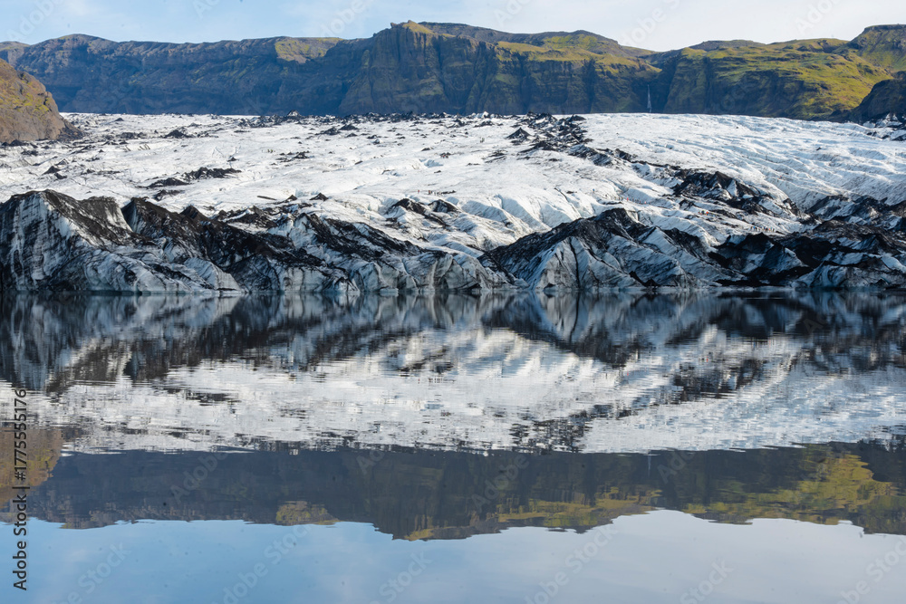 Fototapeta premium Glacier lagoon reflects the sky and mountains in Iceland's beautiful nature.