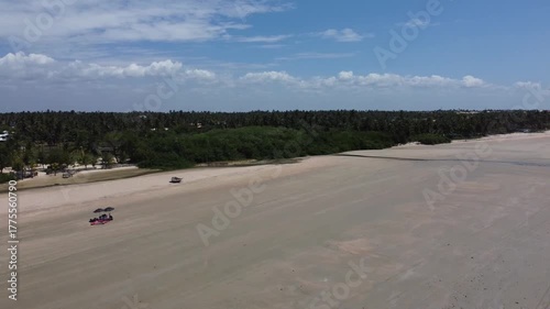 Imagens aéreas de drone mostrando a beleza natural de Icaraí de Amontada, no litoral oeste do Ceará. O vídeo destaca o mar azul.