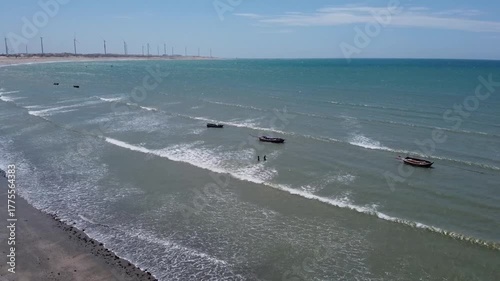 Imagens aéreas de drone mostrando a beleza natural de Icaraí de Amontada, no litoral oeste do Ceará. O vídeo destaca o mar azul.