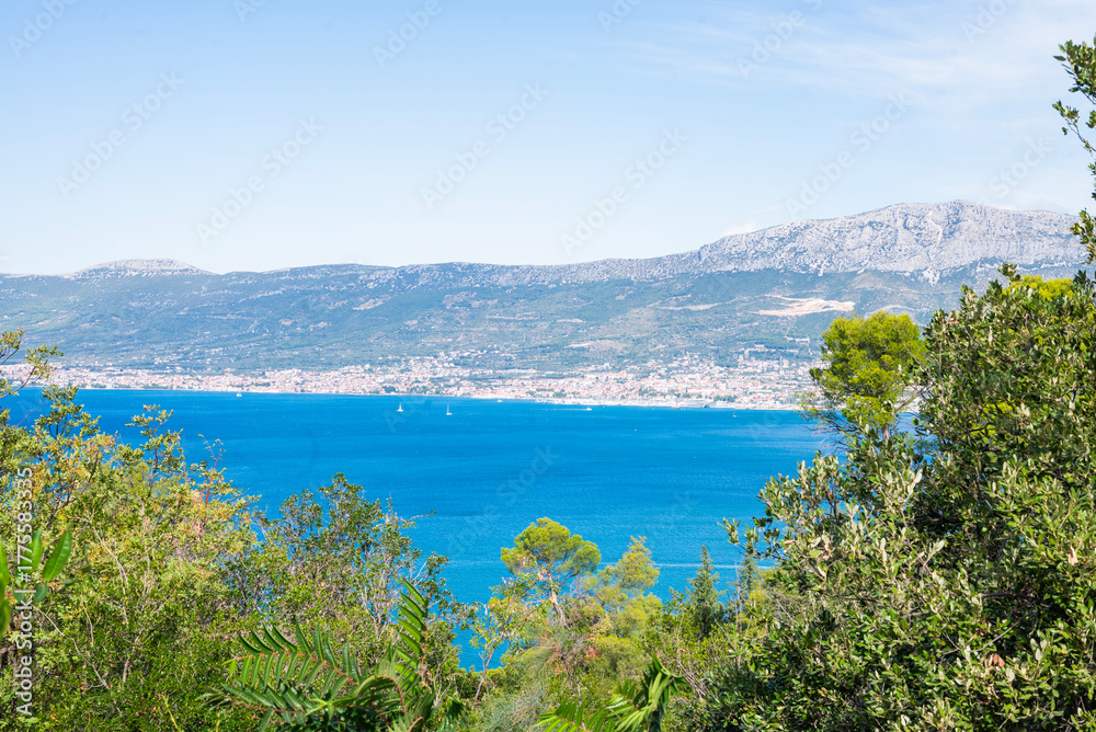 Fototapeta premium A beautiful view of the Adriatic Sea in Split, Croatia, from the Kaštelanska vidilica mountain park.