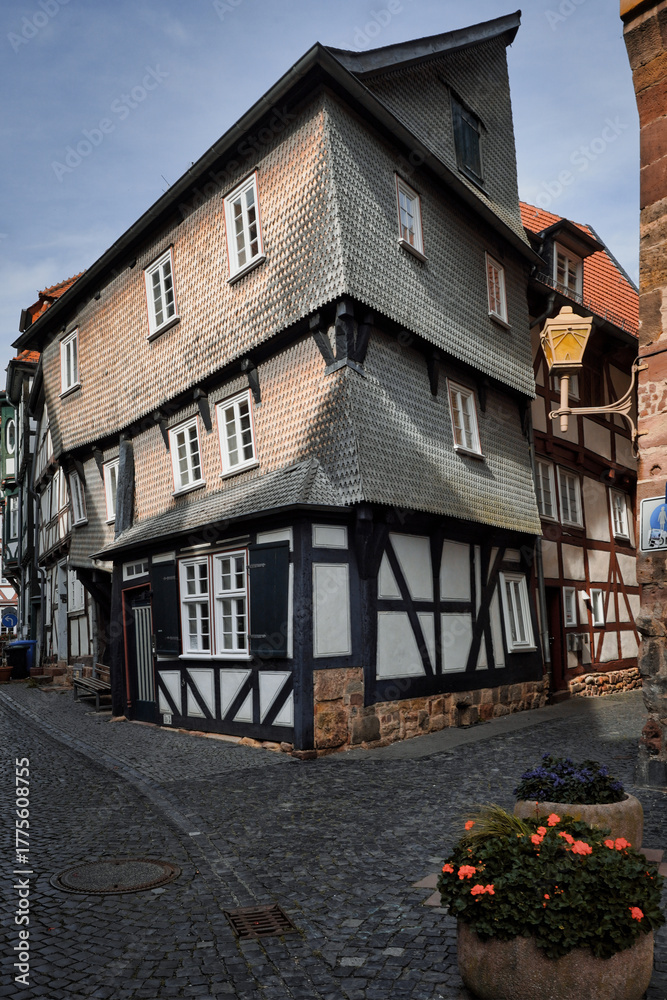 Fototapeta premium Das schiefe Spitzenhäuschen im mittelalterlichen Stadtkern von Fritzlar - Sitz der Tourist-Info und des Stadtarchivs, Nordhessen, Deutschland