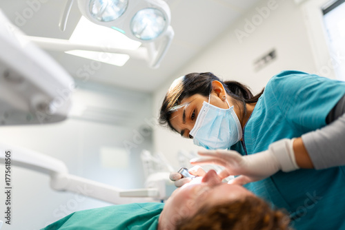 Quadro su tela Dentist examining patient's teeth in a dental clinic, providing professional den