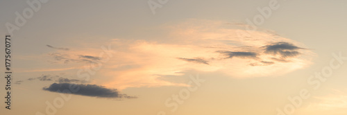 Valokuvatapetti As the sun descends toward the horizon, a vibrant sunset begins to unfold, painting the sky with an array of soft, wispy cloud patterns