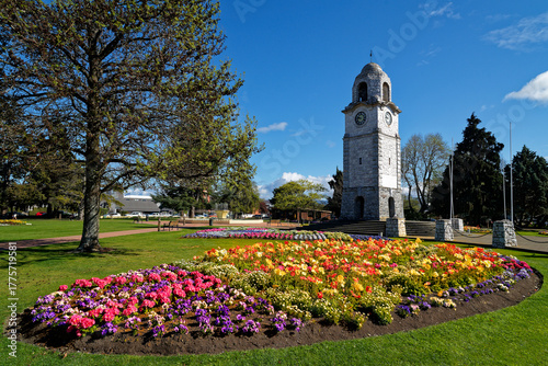 Fotografie Memorial Clock Tower, Seymour Fountain and flower gardens in Seymour Square, Ble