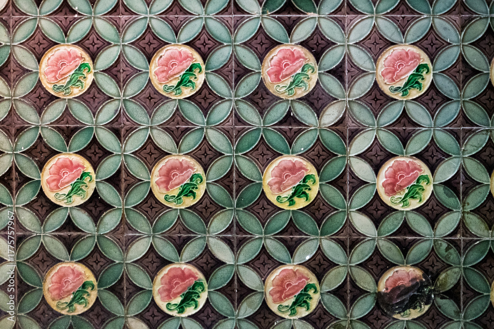 Φωτογραφία An intricate close-up of a George Town pavement in Penang, Malaysia, highlighting the unique tiles that form rich, vibrant geometric patterns